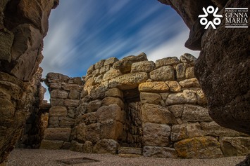 3 nuraghe genna maria - cortile.jpg