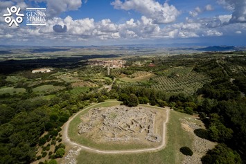 1 nuraghe e villaggio genna maria - veduta aerea.jpg